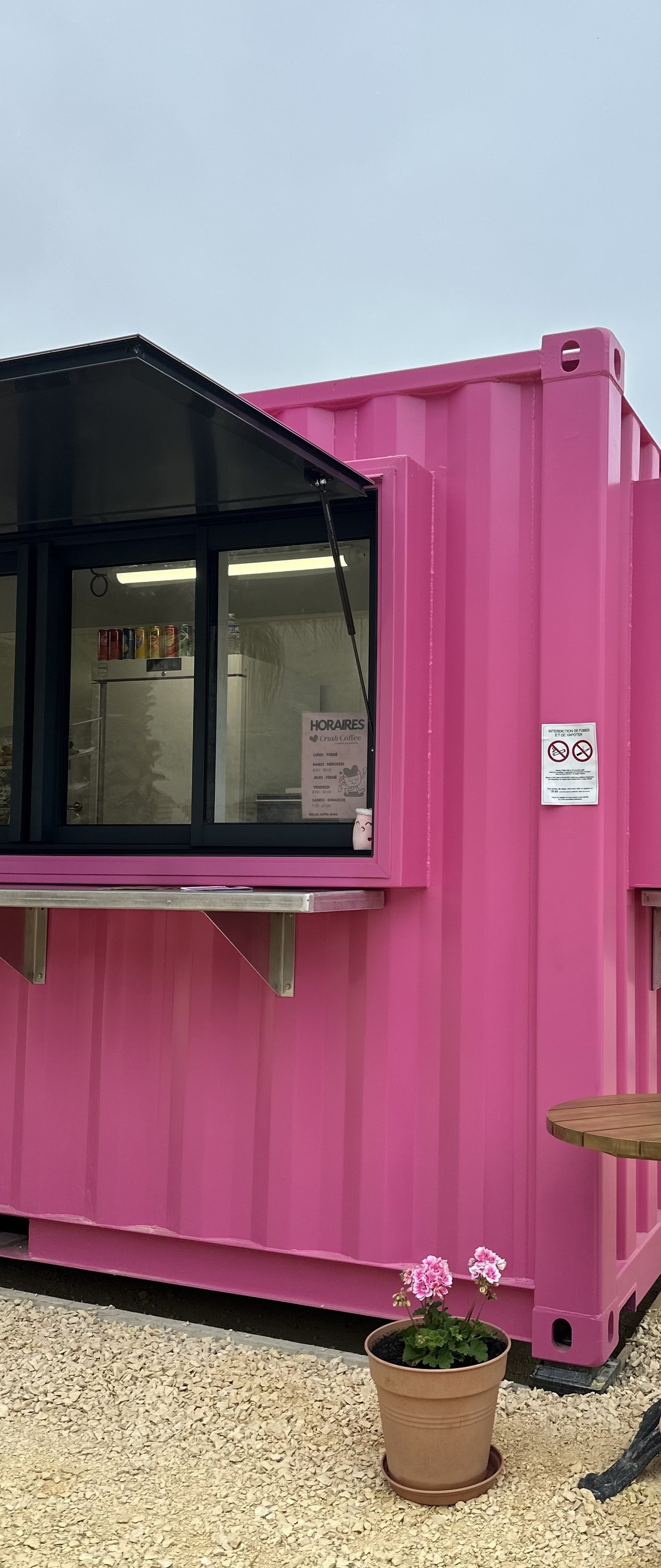 La Cabane Rose, le point de vente Crush Coffee à Caumont-sur-Garonne, installé dans un ancien container habillé de rose